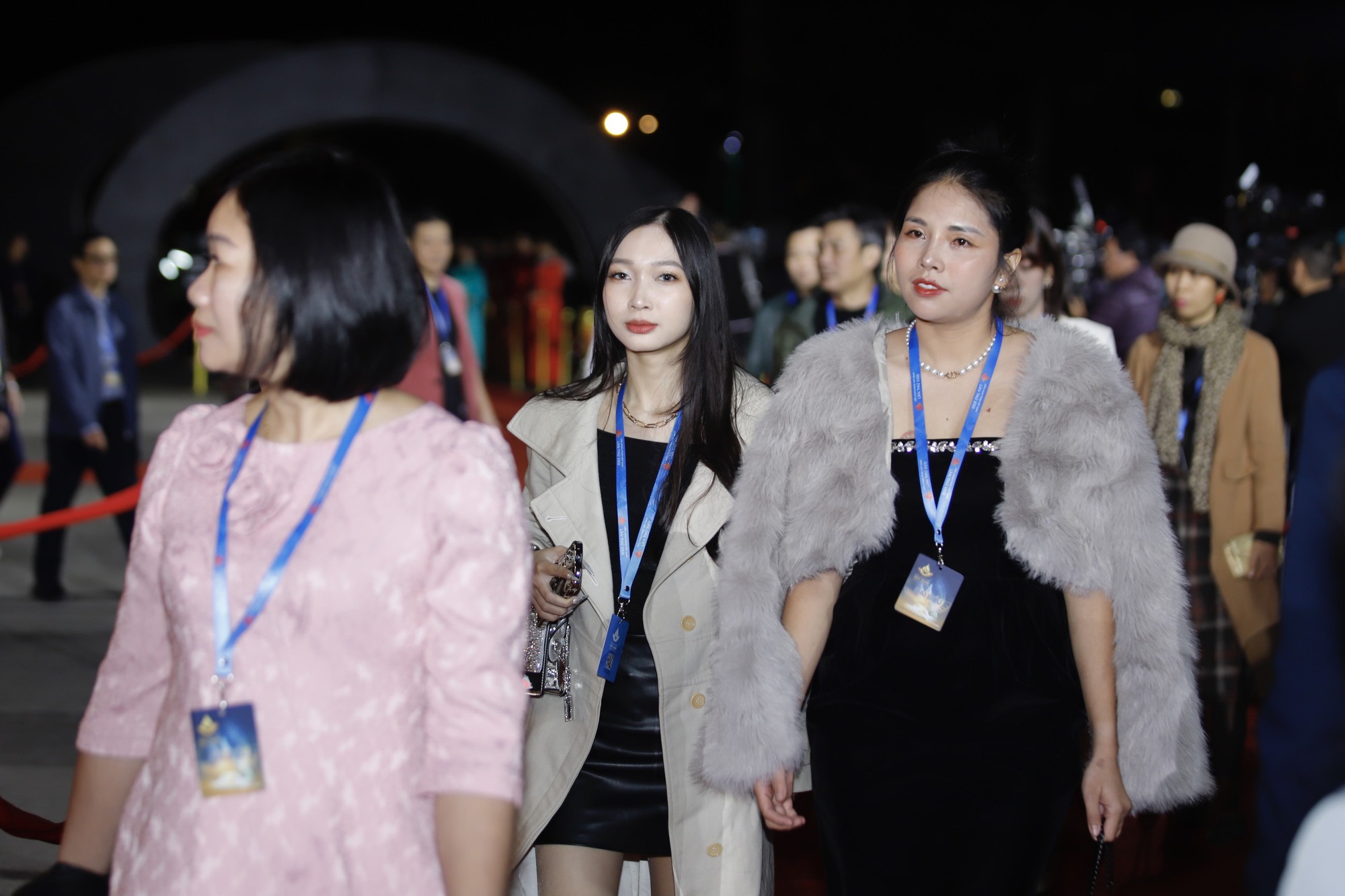 Nghệ sĩ náo nức trên thảm đỏ Liên hoan Phim Việt Nam lần thứ XXIII - Ảnh 5.