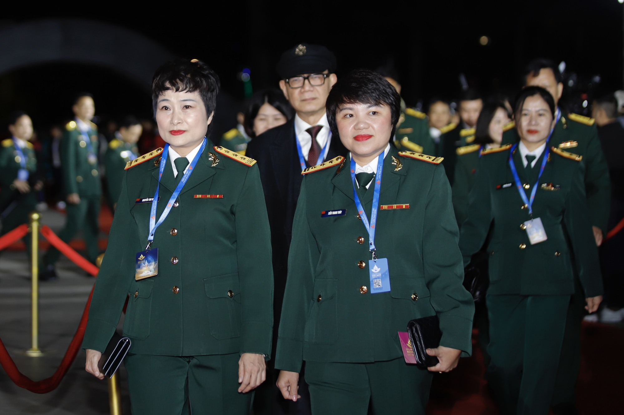 Nghệ sĩ náo nức trên thảm đỏ Liên hoan Phim Việt Nam lần thứ XXIII - Ảnh 4.