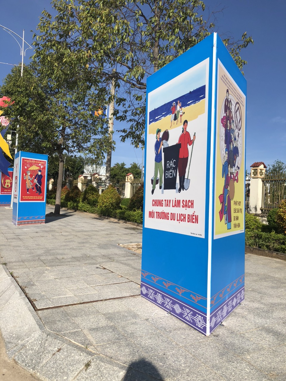 Triển lãm tranh cổ động về giá trị văn hoá, con người Việt Nam tại Kon Tum - Ảnh 2.