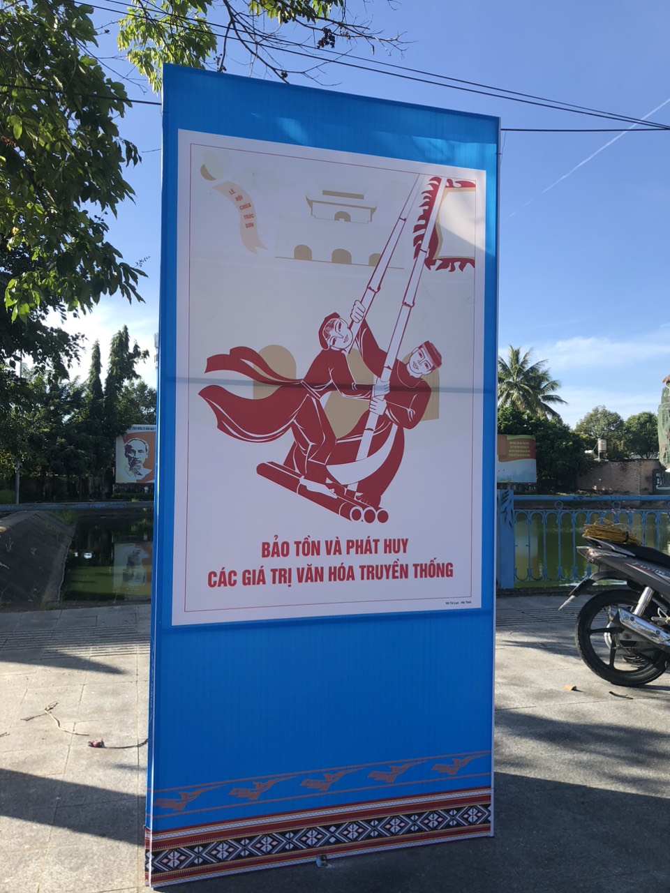Triển lãm tranh cổ động về giá trị văn hoá, con người Việt Nam tại Kon Tum - Ảnh 4.