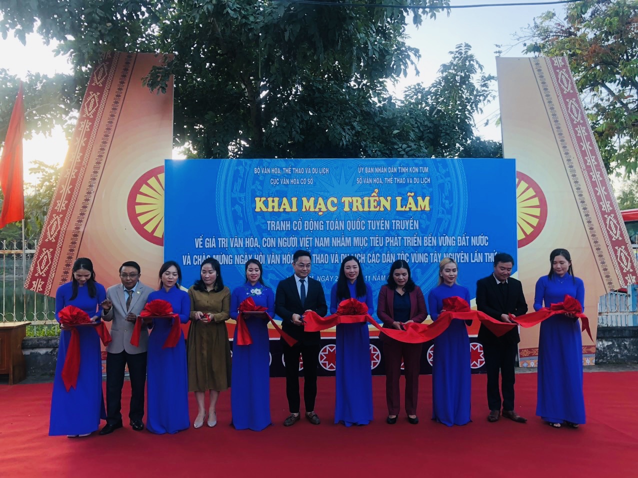 Triển lãm tranh cổ động về giá trị văn hoá, con người Việt Nam tại Kon Tum - Ảnh 1.