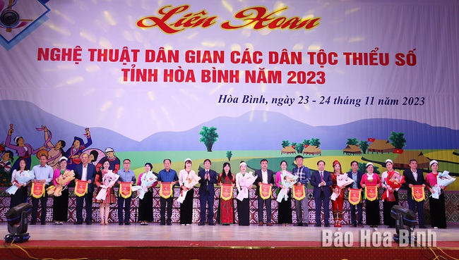 Khai mạc Liên hoan nghệ thuật dân gian các dân tộc thiểu số tỉnh Hòa Bình - Ảnh 1.