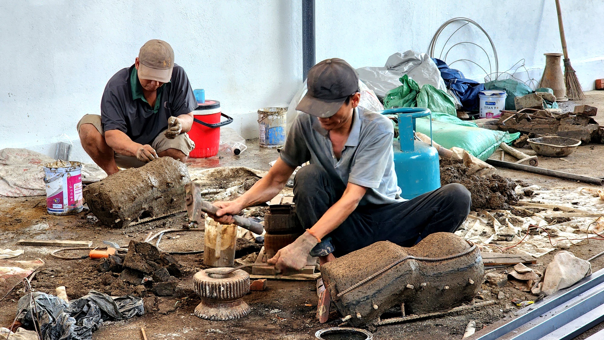 Phát triển kinh tế nhờ giữ nghề đúc đồng hàng trăm năm tuổi - Ảnh 4.