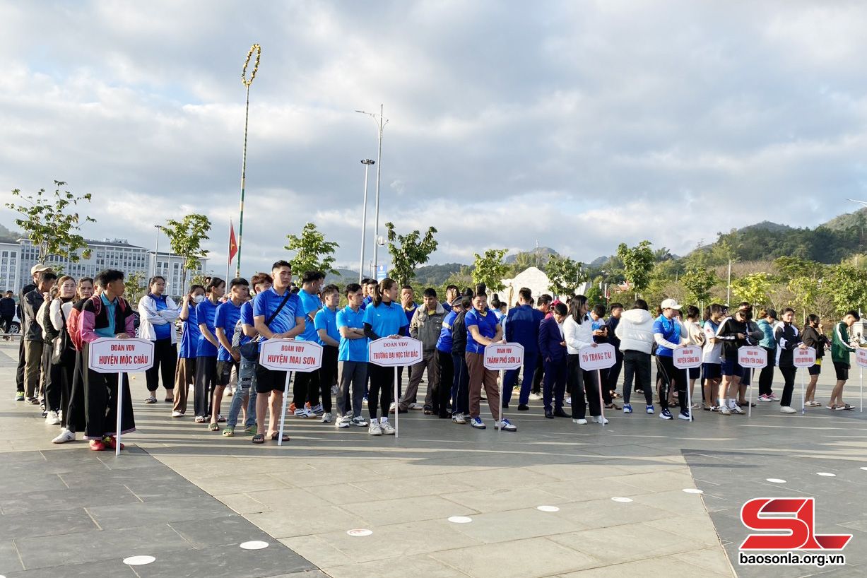 Khai mạc Giải thi các môn thể thao dân tộc mừng Đảng, mừng Xuân tỉnh Sơn La năm 2024 - Ảnh 1.