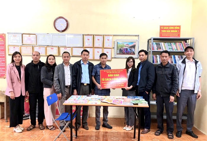 Bắc Kạn: Hỗ trợ 25 tủ sách cộng đồng vùng đồng bào dân tộc thiểu số - Ảnh 2.