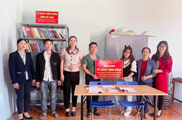 Bắc Kạn: Hỗ trợ 25 tủ sách cộng đồng vùng đồng bào dân tộc thiểu số - Ảnh 3.