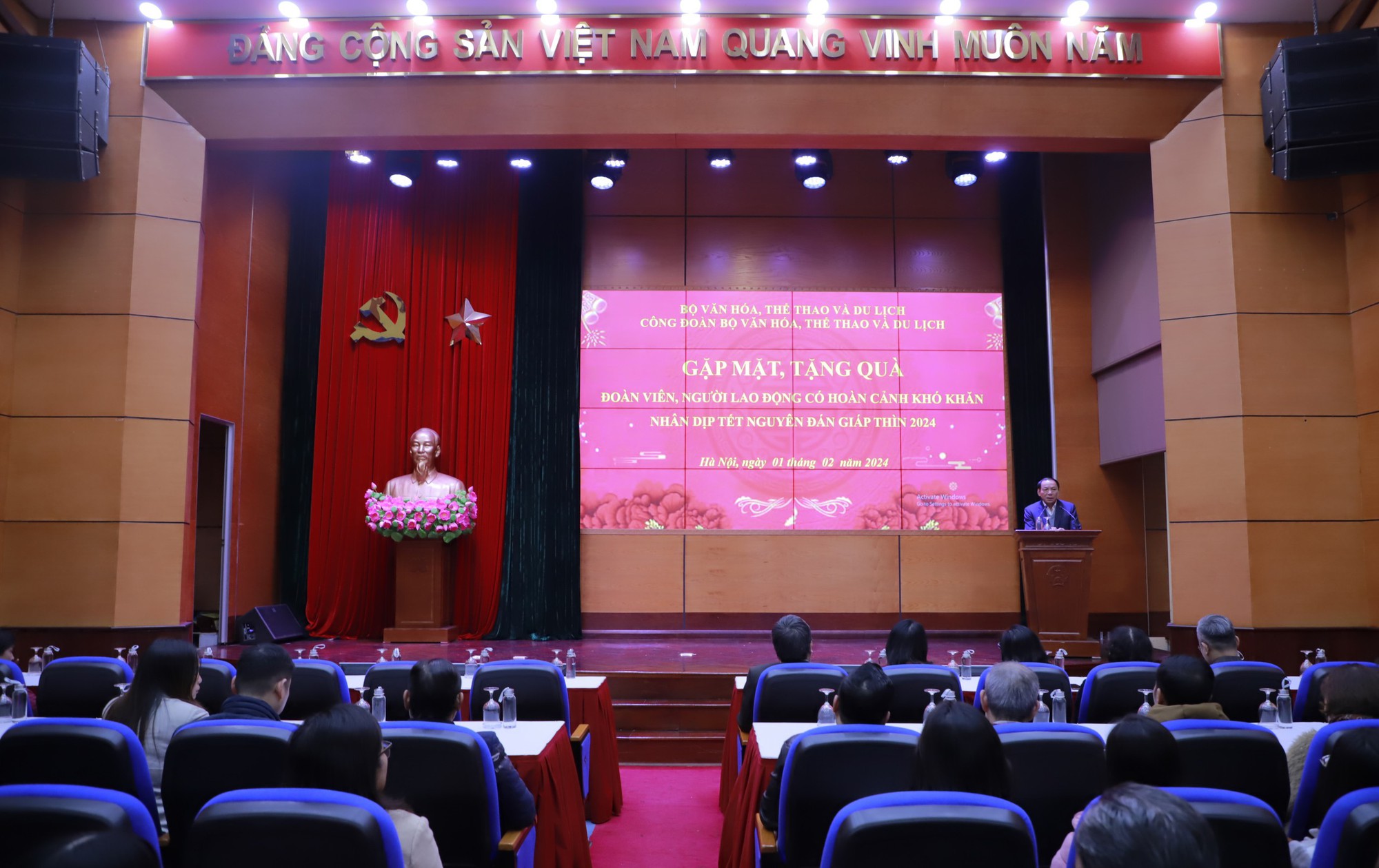 Công đoàn Bộ VHTTDL tặng quà cho đoàn viên người lao động có hoàn cảnh khó khăn - Ảnh 1.
