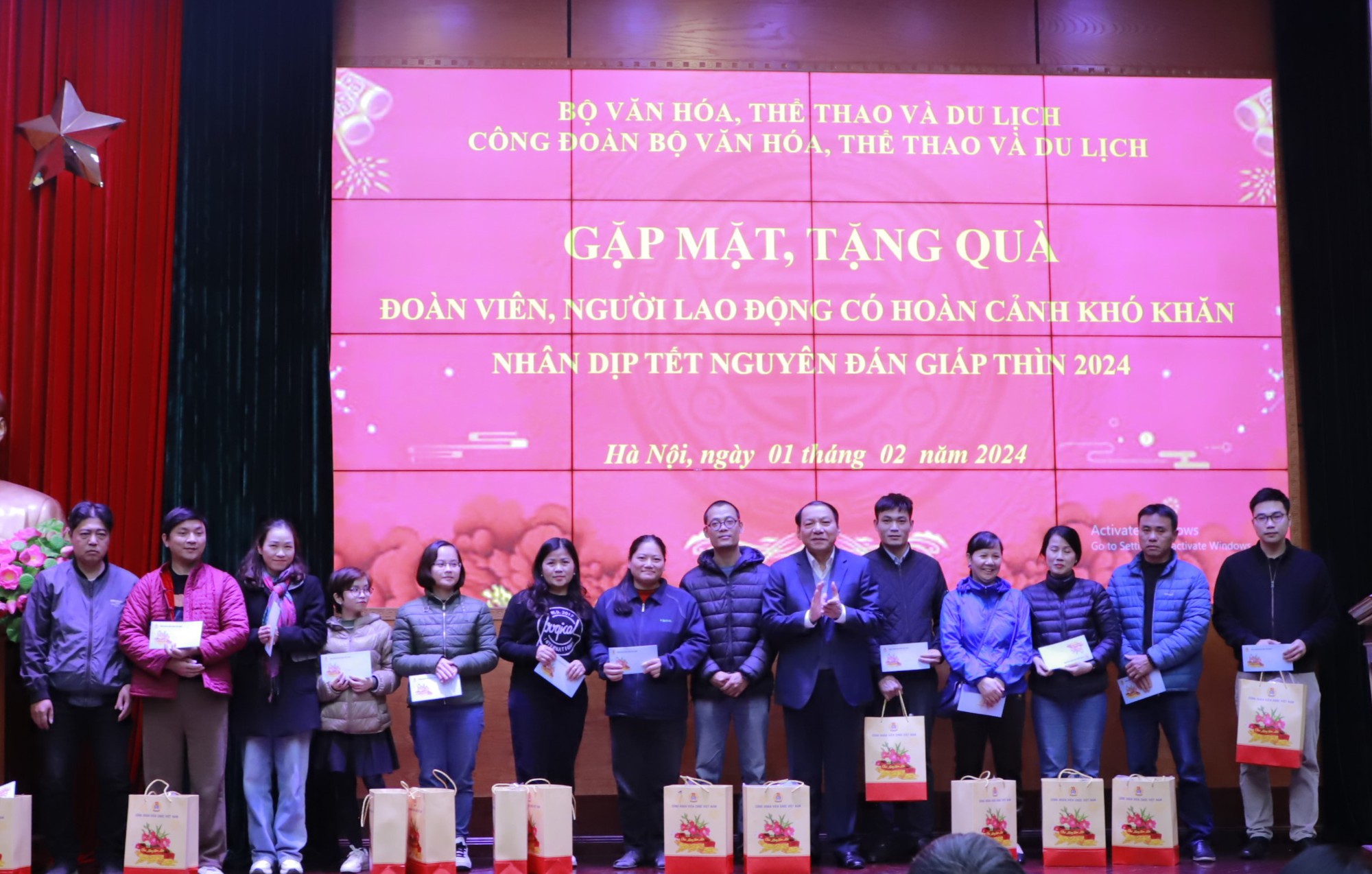 Công đoàn Bộ VHTTDL tặng quà cho đoàn viên người lao động có hoàn cảnh khó khăn - Ảnh 3.