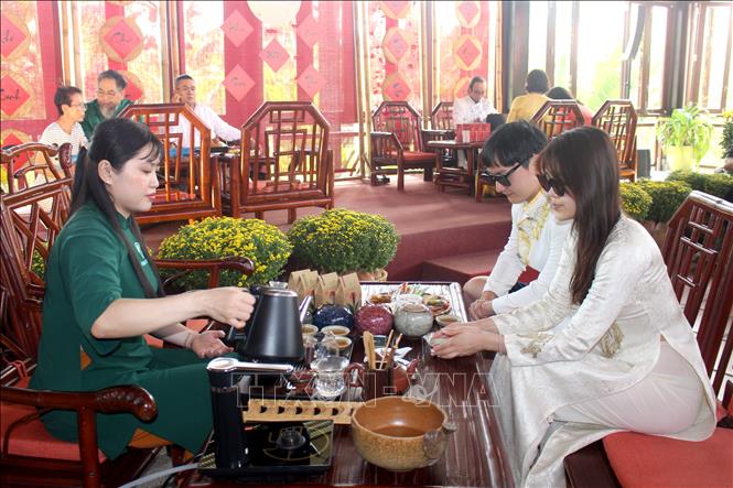 Du khách quốc tế thích thú khi trải nghiệm không gian tết Việt - Ảnh 4.
