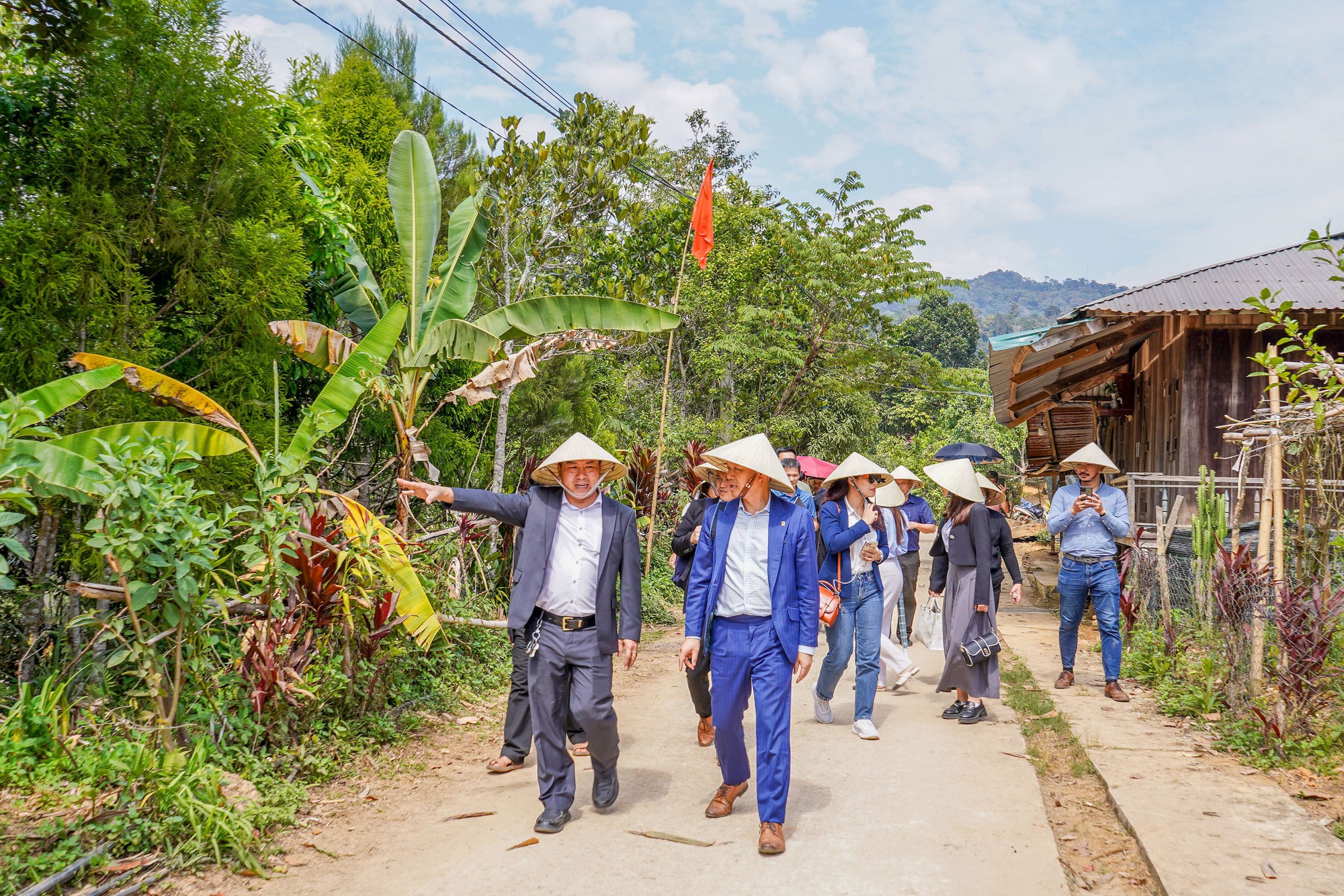 Hỗ trợ người dân vùng miền núi tiêu thụ nông sản, hướng tới mục tiêu phát triển du lịch bền vững - Ảnh 2.