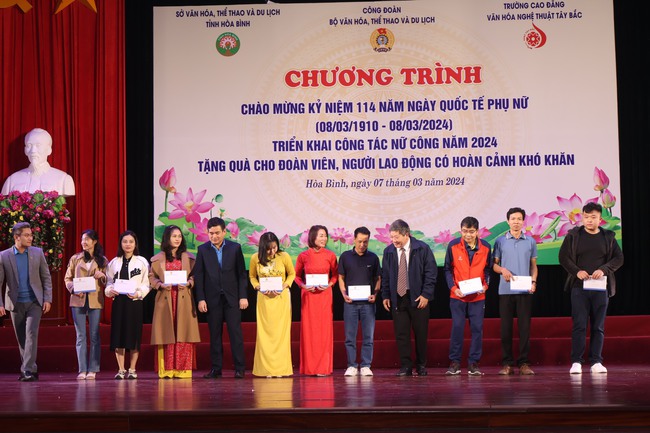 Công đoàn Bộ VHTTDL triển khai công tác nữ công năm 2024 và tặng quà cho đoàn viên, người lao động có hoàn cảnh khó khăn - Ảnh 7.