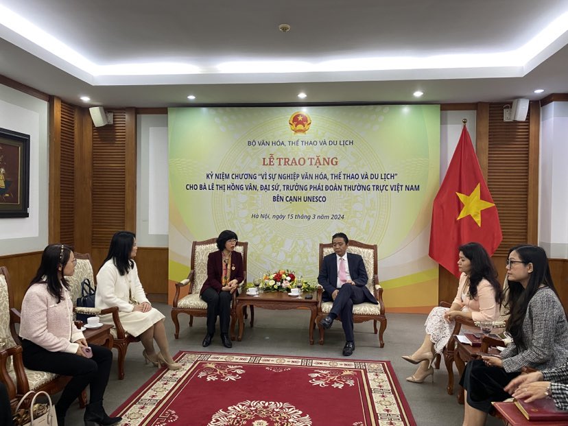 Trao Kỷ niệm chương Vì sự nghiệp văn hóa, thể thao và du lịch cho bà Lê Thị Hồng Vân - Ảnh 1.