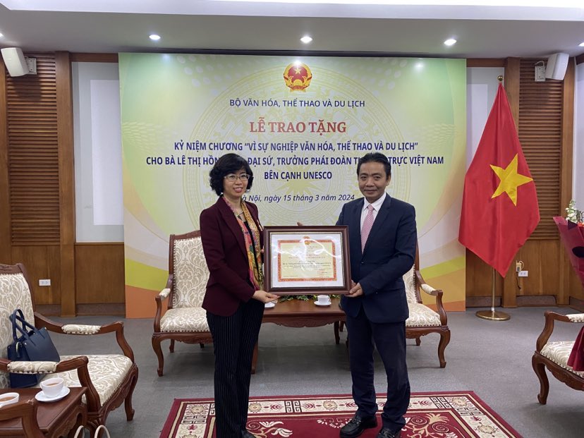 Trao Kỷ niệm chương Vì sự nghiệp văn hóa, thể thao và du lịch cho bà Lê Thị Hồng Vân - Ảnh 2.