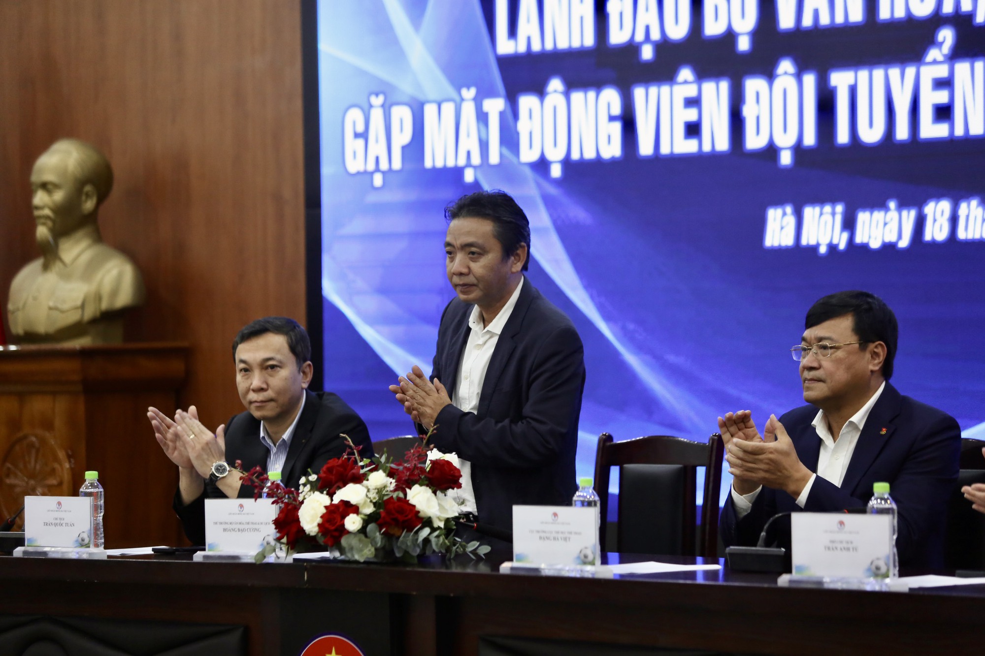 Thứ trưởng Hoàng Đạo Cương thăm, động viên đội tuyển Việt Nam trước trận đấu gặp đội tuyển Indonesia - Ảnh 1.