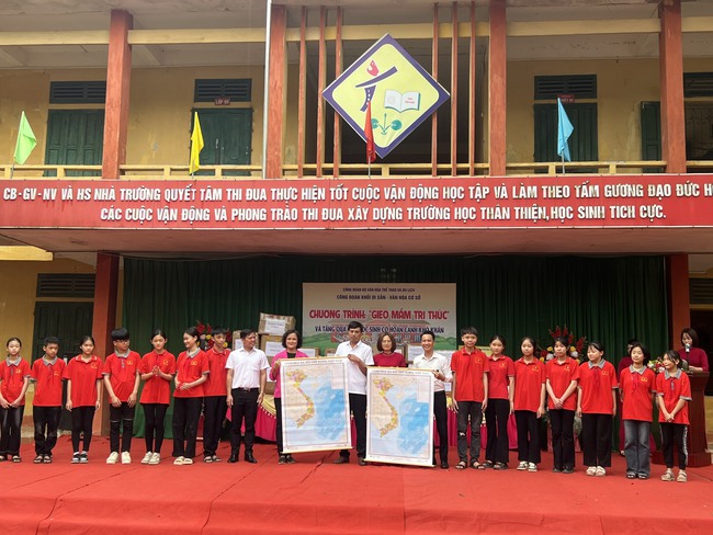 Công đoàn Khối Di sản - Văn hóa cơ sở triển khai chương trình “Gieo mầm tri thức” và tặng quà cho học sinh có hoàn cảnh khó khăn - Ảnh 2.