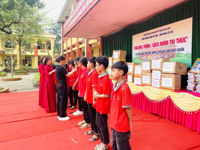 Công đoàn Khối Di sản - Văn hóa cơ sở triển khai chương trình “Gieo mầm tri thức” và tặng quà cho học sinh có hoàn cảnh khó khăn - Ảnh 3.