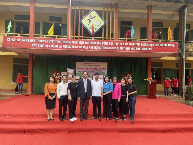 Công đoàn Khối Di sản - Văn hóa cơ sở triển khai chương trình “Gieo mầm tri thức” và tặng quà cho học sinh có hoàn cảnh khó khăn - Ảnh 6.
