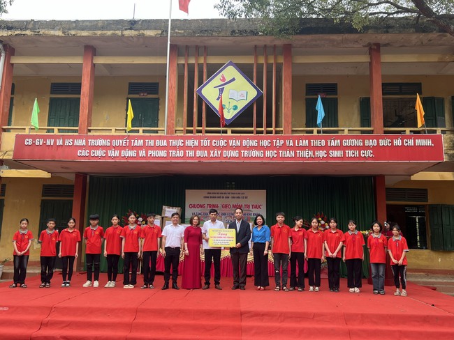 Công đoàn Khối Di sản - Văn hóa cơ sở triển khai chương trình “Gieo mầm tri thức” và tặng quà cho học sinh có hoàn cảnh khó khăn - Ảnh 1.