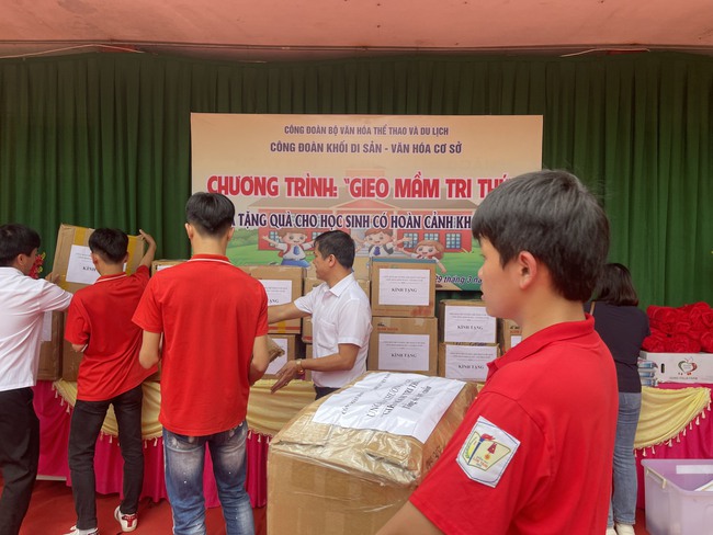Công đoàn Khối Di sản - Văn hóa cơ sở triển khai chương trình “Gieo mầm tri thức” và tặng quà cho học sinh có hoàn cảnh khó khăn - Ảnh 5.