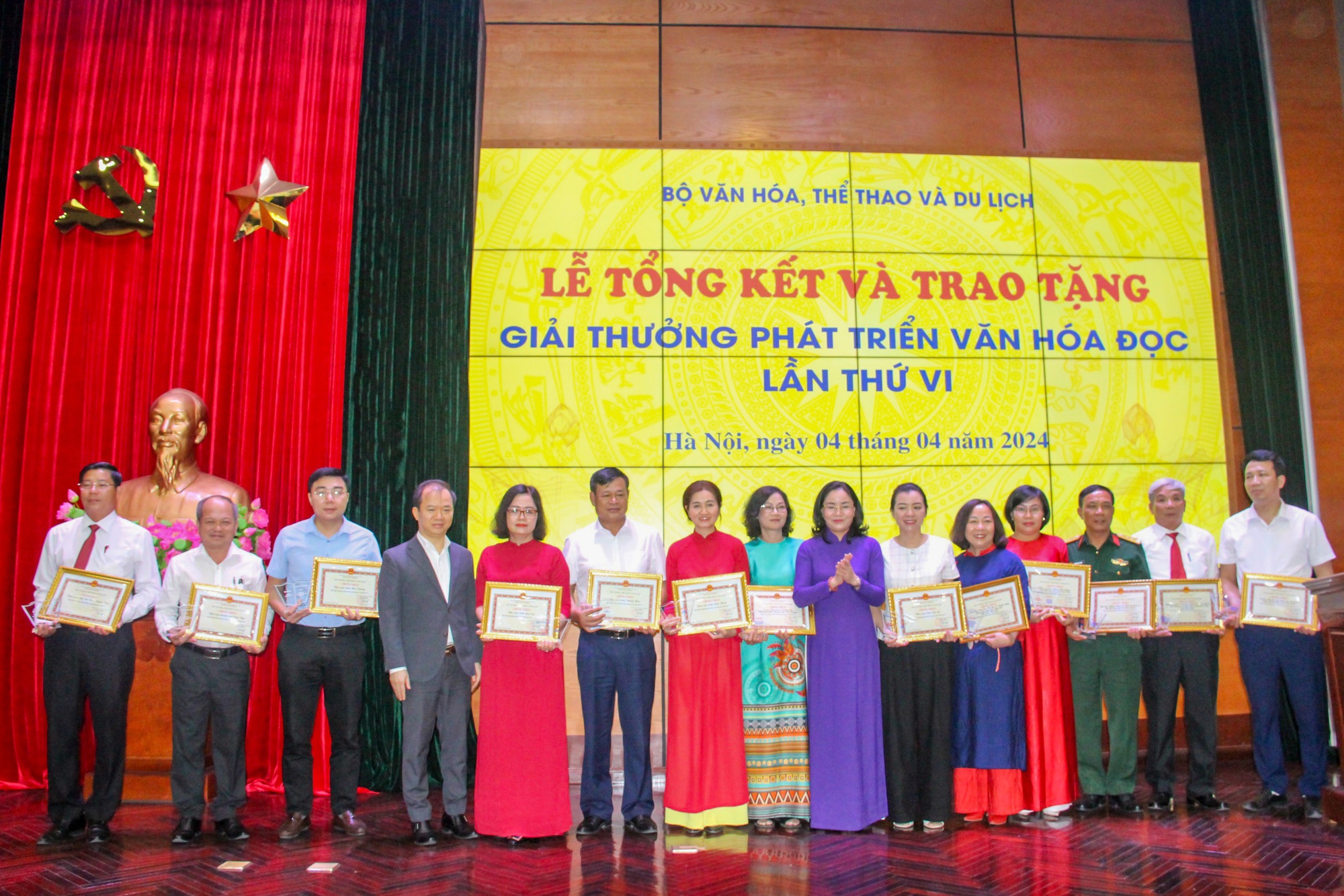 Vinh danh 30 tấm gương tiêu biểu trong phát triển văn hóa đọc - Ảnh 3.