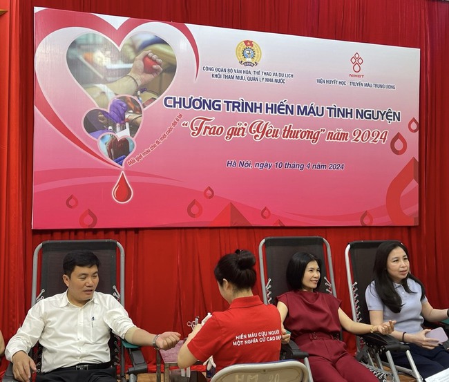 Công đoàn Khối Tham mưu quản lý nhà nước tổ chức ngày hội Hiến máu tình nguyện "Trao gửi yêu thương" - Ảnh 1.