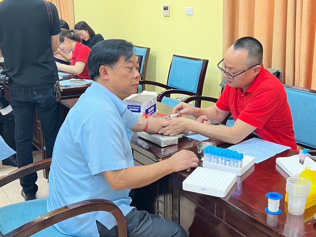 Công đoàn Khối Tham mưu quản lý nhà nước tổ chức ngày hội Hiến máu tình nguyện "Trao gửi yêu thương" - Ảnh 2.
