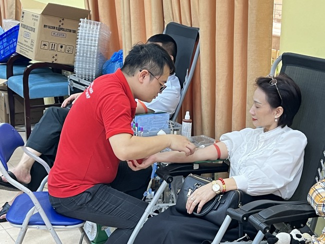 Công đoàn Khối Tham mưu quản lý nhà nước tổ chức ngày hội Hiến máu tình nguyện "Trao gửi yêu thương" - Ảnh 6.