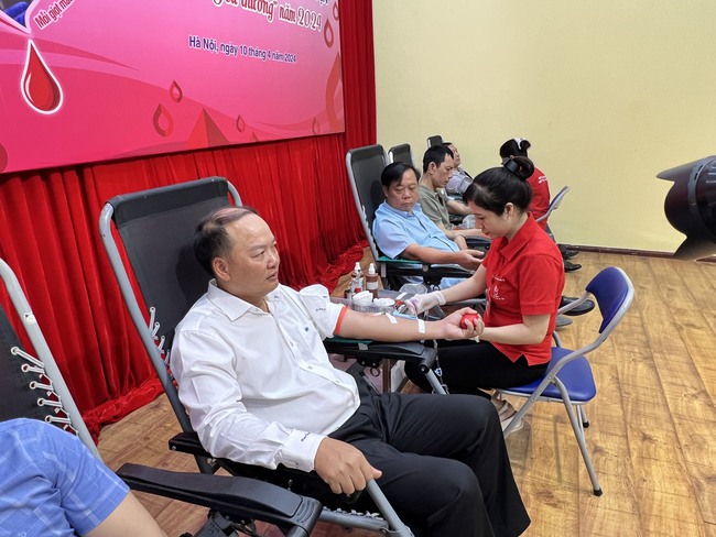 Công đoàn Khối Tham mưu quản lý nhà nước tổ chức ngày hội Hiến máu tình nguyện "Trao gửi yêu thương" - Ảnh 3.