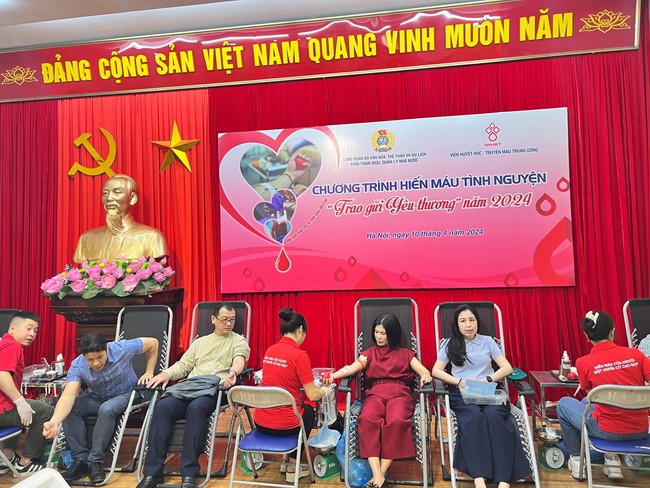 Công đoàn Khối Tham mưu quản lý nhà nước tổ chức ngày hội Hiến máu tình nguyện "Trao gửi yêu thương" - Ảnh 4.
