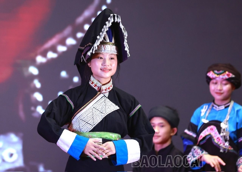 Tỉnh Lào Cai phát động “Tuần lễ trang phục truyền thống các dân tộc” - Ảnh 8.