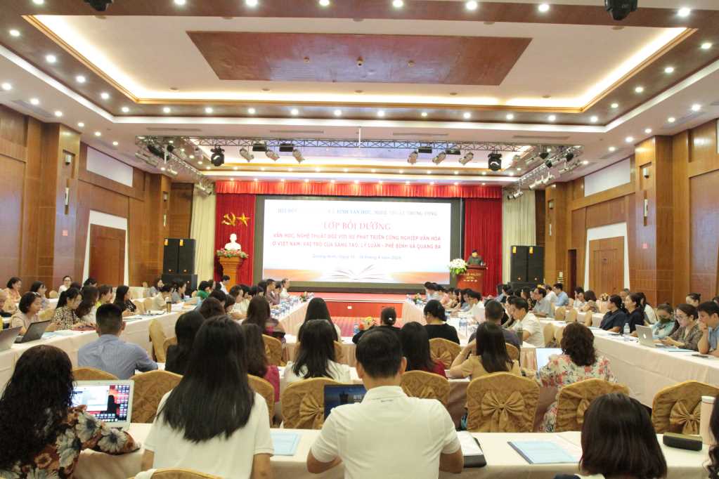 Khai mạc lớp bồi dưỡng "Văn học nghệ thuật đối với sự phát triển công nghiệp văn hóa ở Việt Nam" - Ảnh 1.