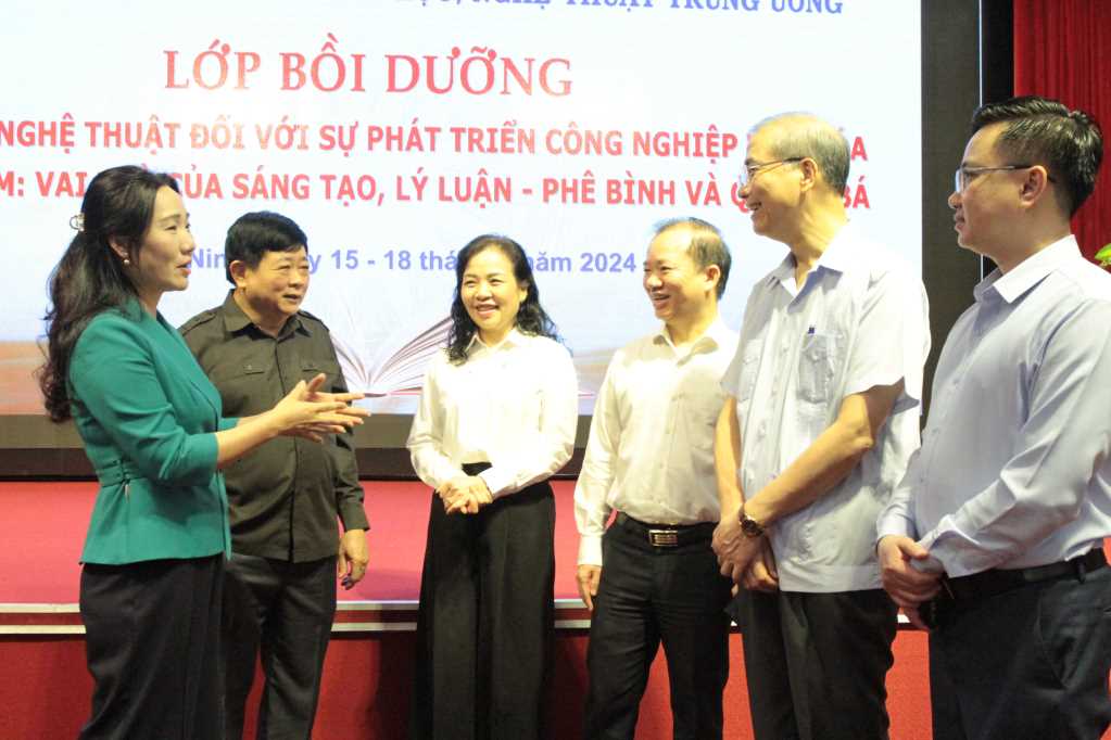 Khai mạc lớp bồi dưỡng "Văn học nghệ thuật đối với sự phát triển công nghiệp văn hóa ở Việt Nam" - Ảnh 3.