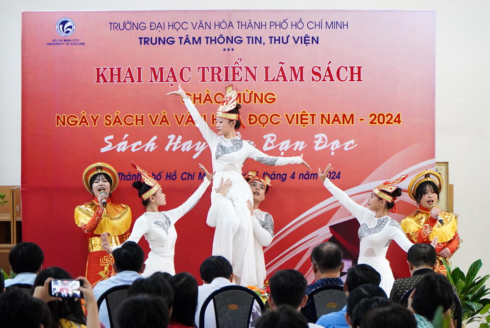 Trường Đại học Văn hóa TP.Hồ Chí Minh: Lan tỏa phong trào đọc sách nhân Ngày Sách và Văn hóa đọc Việt Nam 21/4 - Ảnh 1.