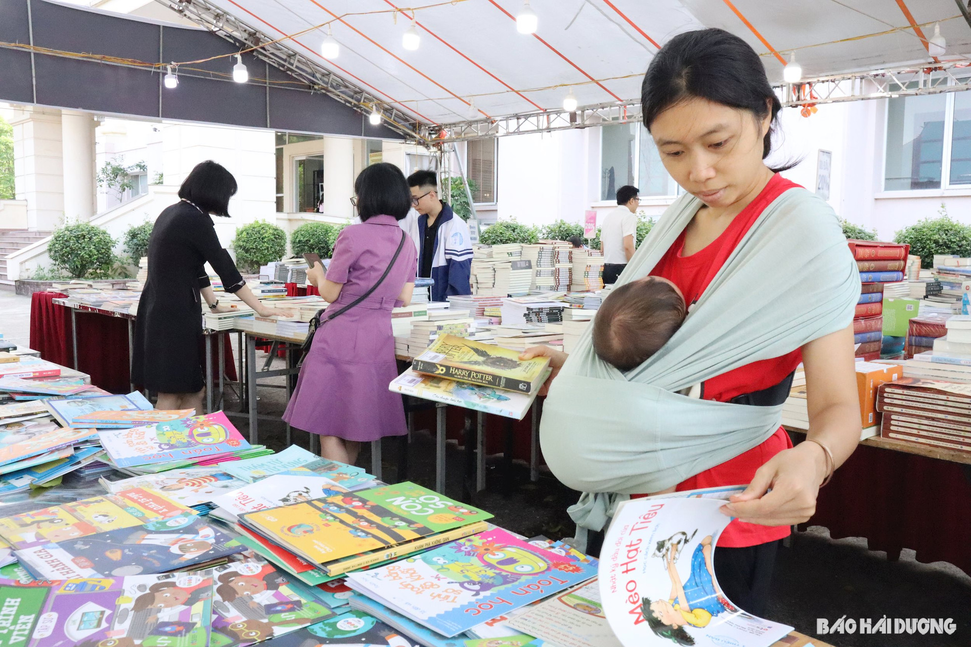 Trưng bày gần 1.000 cuốn sách tại khai mạc Ngày Sách và Văn hóa đọc ở Hải Dương - Ảnh 3.