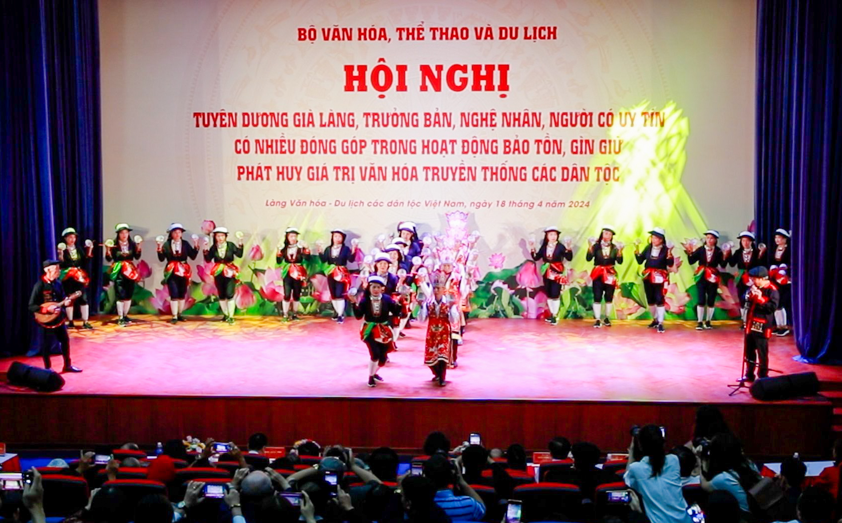 Già làng, trưởng bản, nghệ nhân, người có uy tín là người "giữ lửa" cho văn hóa truyền thống các dân tộc  - Ảnh 1.