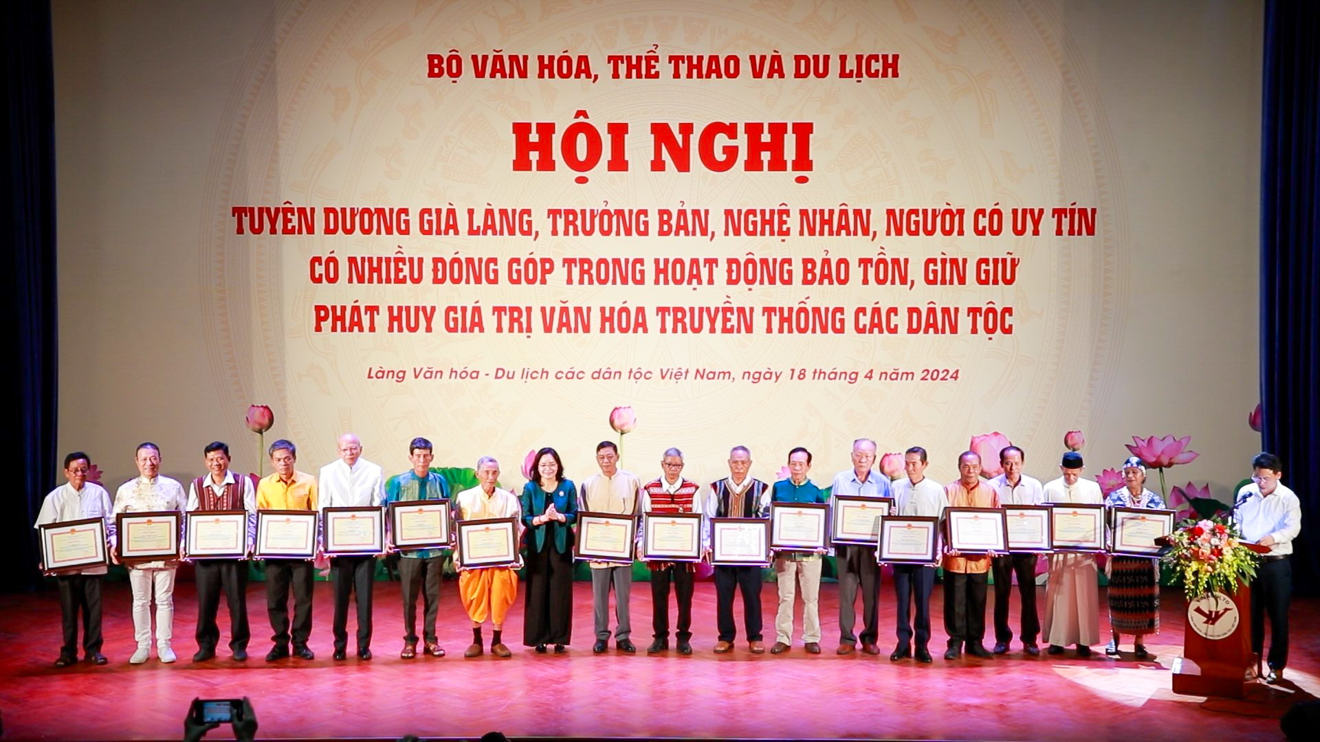 Già làng, trưởng bản, nghệ nhân, người có uy tín là người "giữ lửa" cho văn hóa truyền thống các dân tộc  - Ảnh 3.