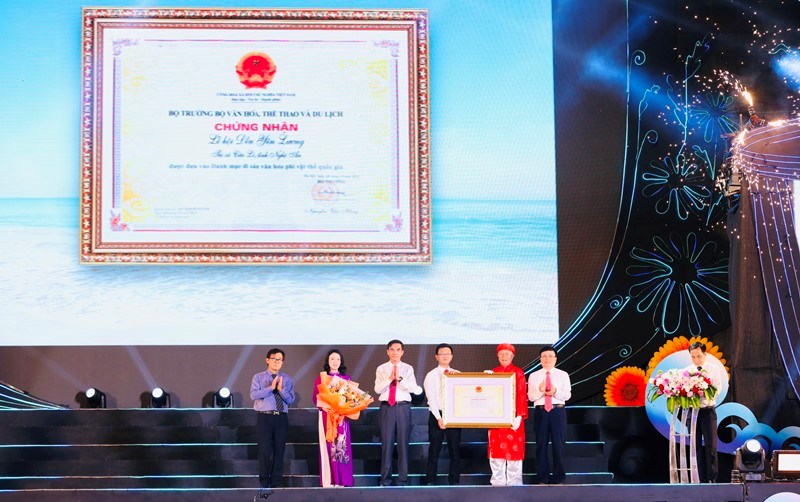 Sôi động khai mạc lễ hội Du lịch Cửa Lò 2024 - Ảnh 1.