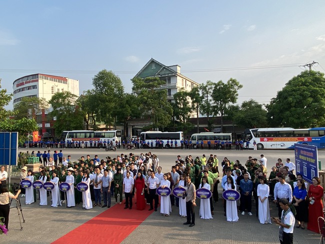Khai mạc Hội thi tuyên truyền lưu động và Triển lãm tranh cổ động Kỷ niệm 65 năm Ngày mở đường Hồ Chí Minh- Ngày truyền thống Bộ đội Trường Sơn (19/5/1959-19/5/2024). - Ảnh 13.