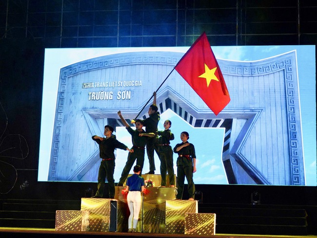 Khai mạc Hội thi tuyên truyền lưu động và Triển lãm tranh cổ động Kỷ niệm 65 năm Ngày mở đường Hồ Chí Minh- Ngày truyền thống Bộ đội Trường Sơn (19/5/1959-19/5/2024). - Ảnh 7.