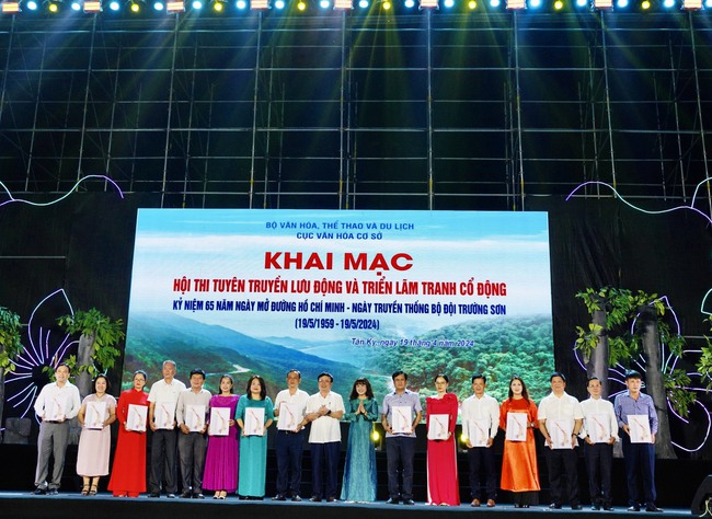 Khai mạc Hội thi tuyên truyền lưu động và Triển lãm tranh cổ động Kỷ niệm 65 năm Ngày mở đường Hồ Chí Minh- Ngày truyền thống Bộ đội Trường Sơn (19/5/1959-19/5/2024). - Ảnh 5.