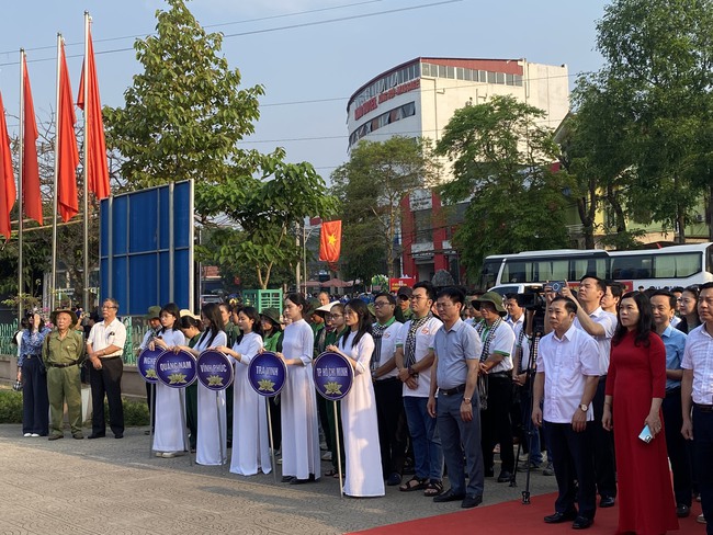Khai mạc Hội thi tuyên truyền lưu động và Triển lãm tranh cổ động Kỷ niệm 65 năm Ngày mở đường Hồ Chí Minh- Ngày truyền thống Bộ đội Trường Sơn (19/5/1959-19/5/2024). - Ảnh 12.