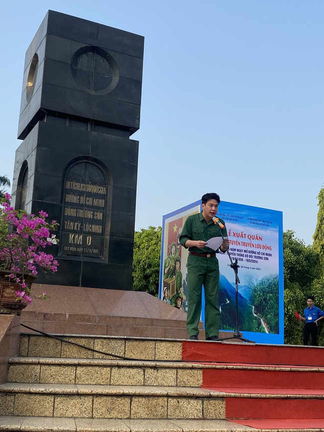 Khai mạc Hội thi tuyên truyền lưu động và Triển lãm tranh cổ động Kỷ niệm 65 năm Ngày mở đường Hồ Chí Minh- Ngày truyền thống Bộ đội Trường Sơn (19/5/1959-19/5/2024). - Ảnh 11.