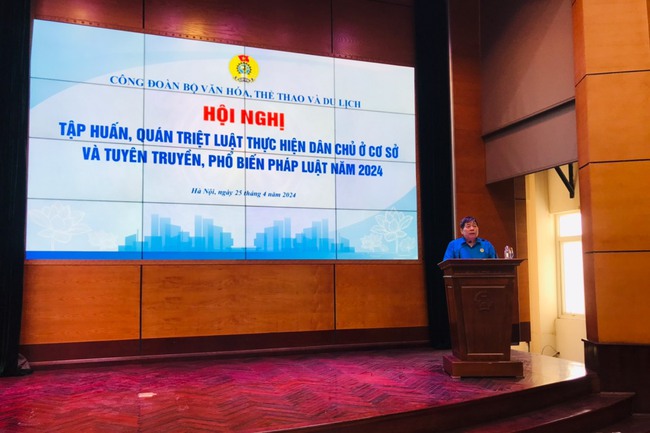 Công đoàn Bộ VHTTDL tổ chức Hội nghị tập huấn, quán triệt Luật thực hiện dân chủ ở cơ sở và tuyên truyền, phổ biến pháp luật năm 2024 - Ảnh 2.