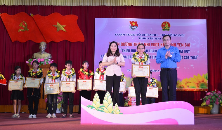 Hội thi thiếu nhi Yên Bái tham gia giữ gìn, phát huy bản sắc văn hóa các dân tộc và tìm hiểu Nghệ thuật Xòe Thái”; Liên hoan thiếu nhi vượt khó tỉnh Yên Bái năm 2024 - Ảnh 4.