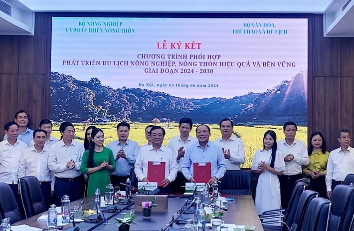 Bộ VHTTDL và Bộ NNPTNT ký kết Chương trình Phối hợp trong phát triển du lịch nông nghiệp, nông thôn hiệu quả và bền vững giai đoạn 2024 - 2030 - Ảnh 2.