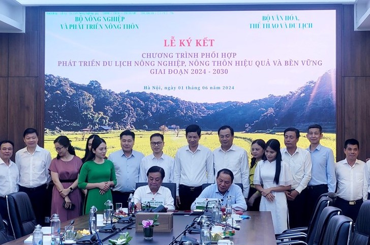 Bộ VHTTDL và Bộ NNPTNT ký kết Chương trình Phối hợp trong phát triển du lịch nông nghiệp, nông thôn hiệu quả và bền vững giai đoạn 2024 - 2030 - Ảnh 1.