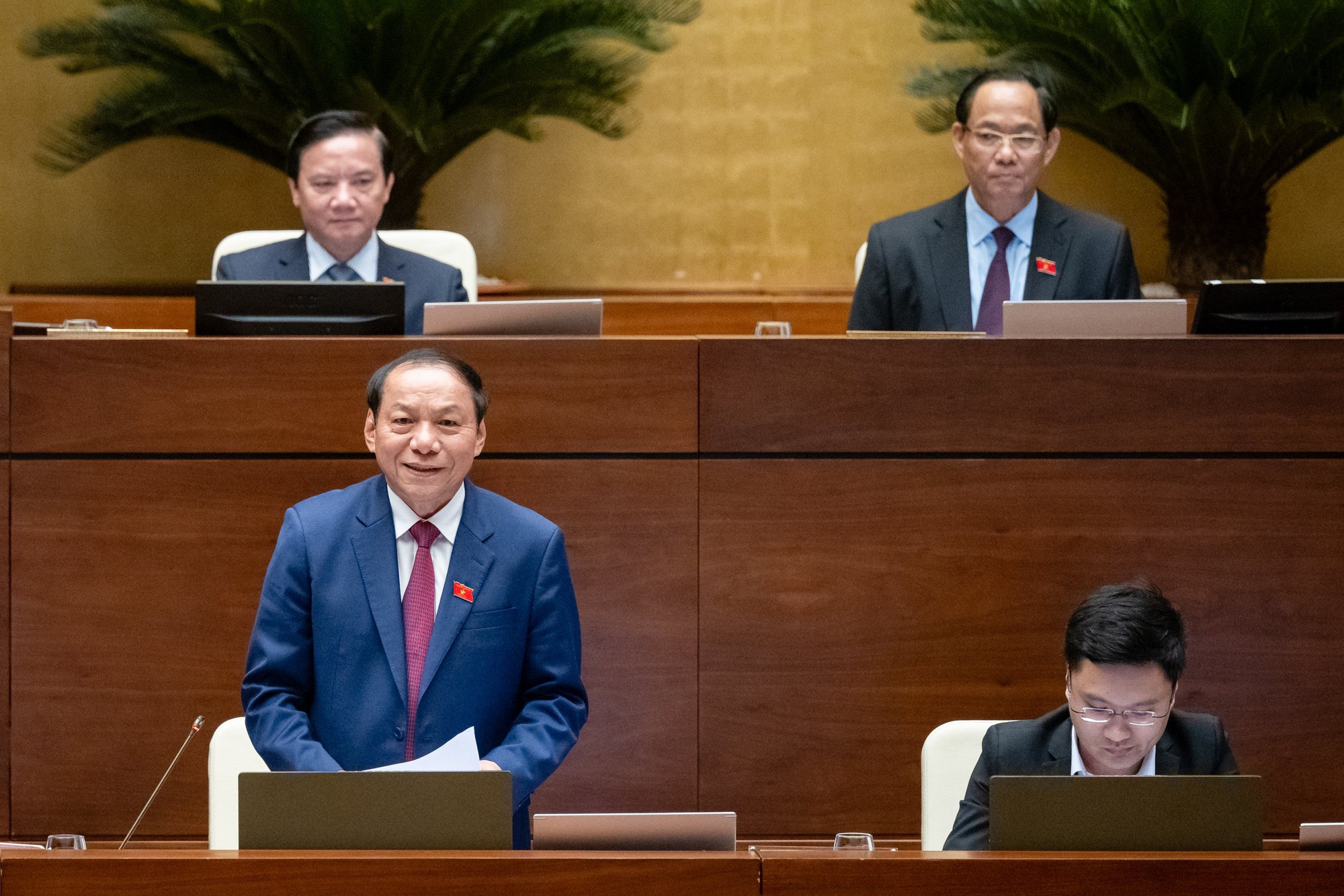Phiên trả lời chất vấn của Bộ trưởng Nguyễn Văn Hùng: Trách nhiệm, rõ ràng, cầu thị - Ảnh 1.