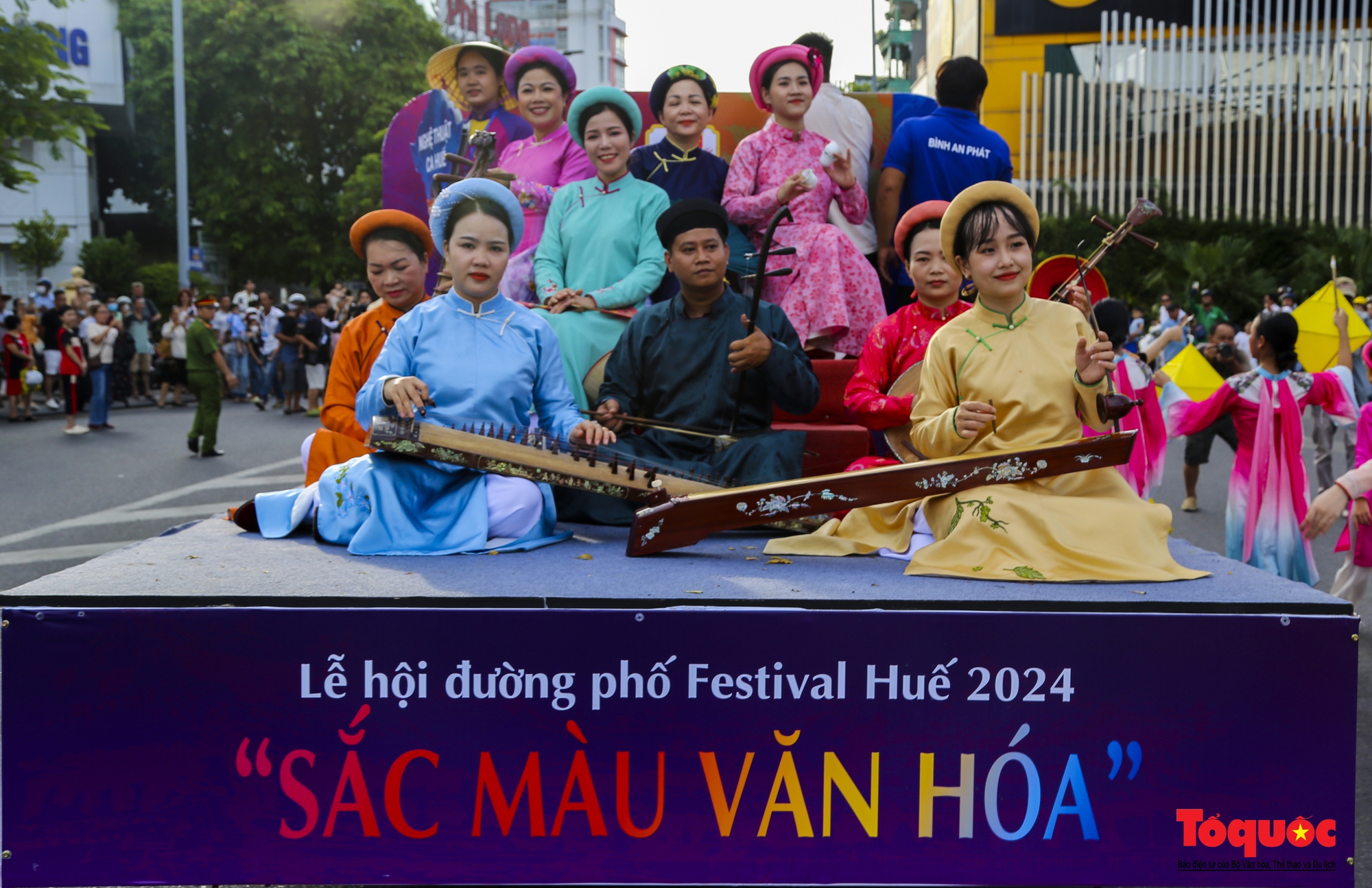 TP Huế sôi động trong Lễ hội đường phố "Sắc màu văn hóa" - Ảnh 2.