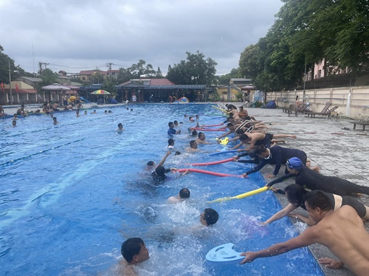 Gần 120 học viên tham dự lớp tập huấn triển khai thí điểm Chương trình Bơi an toàn, phòng chống đuối nước năm 2024 - Ảnh 1.