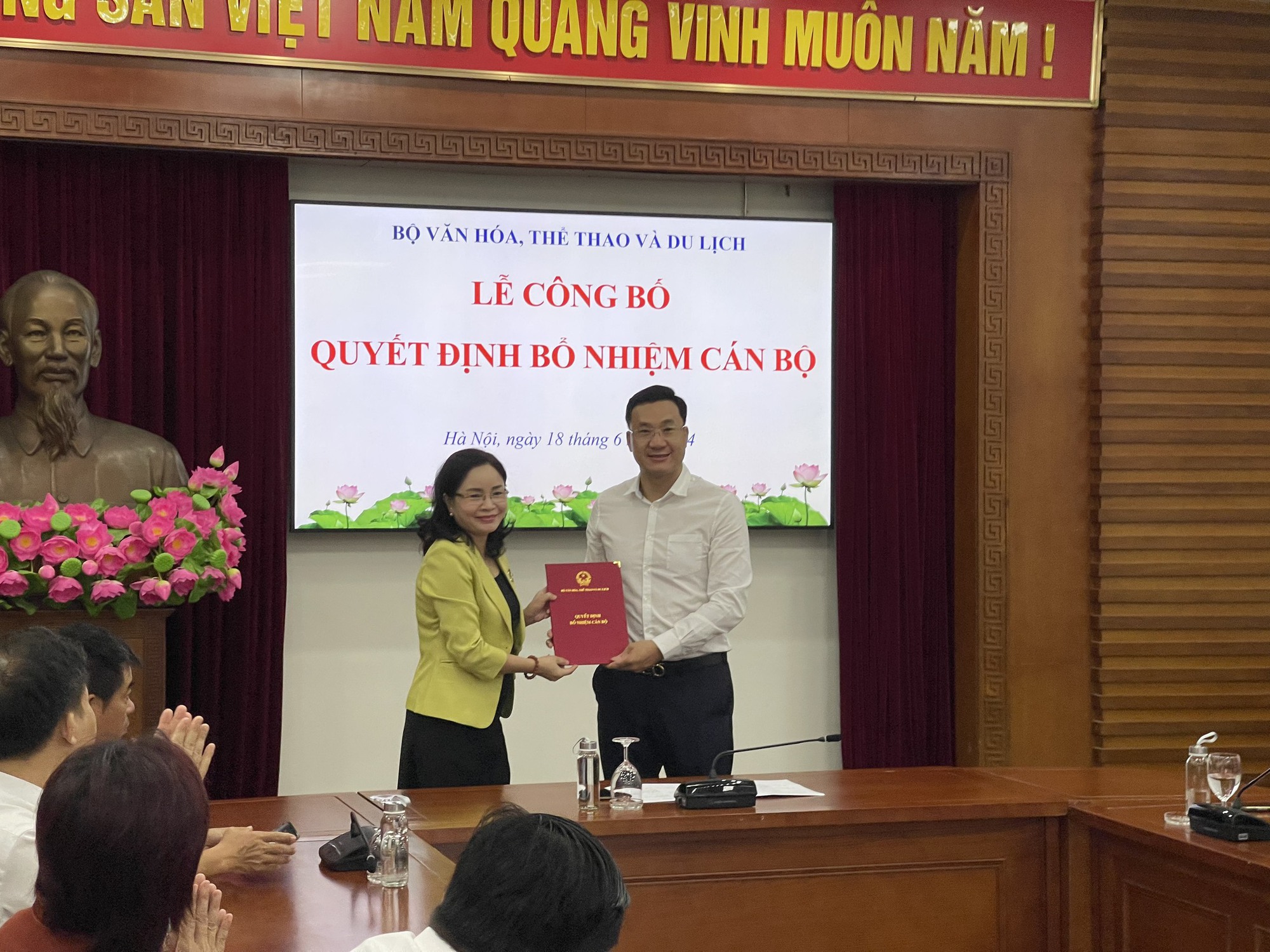 Trao các quyết định về bổ nhiệm công tác cán bộ tại Bộ VHTTDL - Ảnh 1.